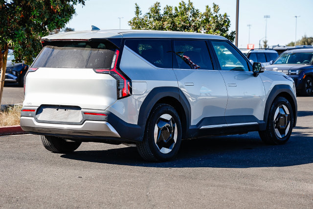 Used 2024 Kia EV9 Light Long Range RWD image 5