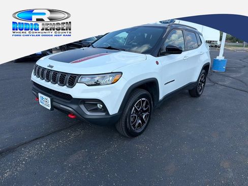 Used 2025 Jeep Compass Trailhawk AWD/4WD image 1