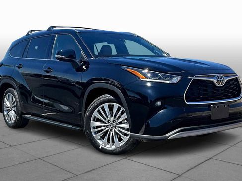 Used 2025 Toyota Highlander Platinum image 2