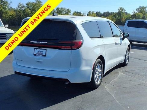 New 2026 Chrysler Pacifica Select image 4