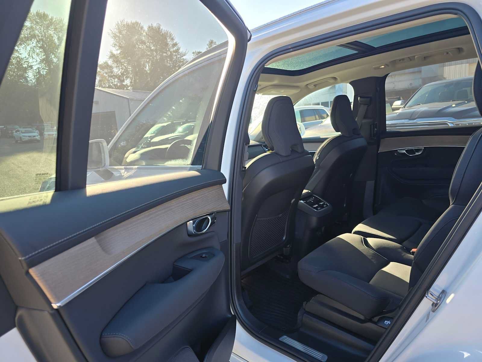 Used 2026 Volvo XC90 B6 Plus w/ Protection Package AWD/4WD image 16
