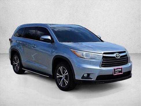 Used 2016 Toyota Highlander XLE FWD image 3