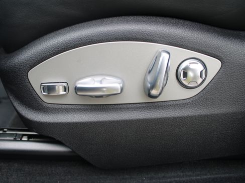 Certified 2025 Porsche Macan image 26