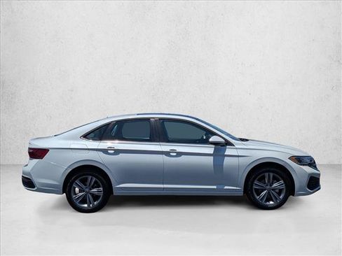Used 2024 Volkswagen Jetta SE FWD image 4