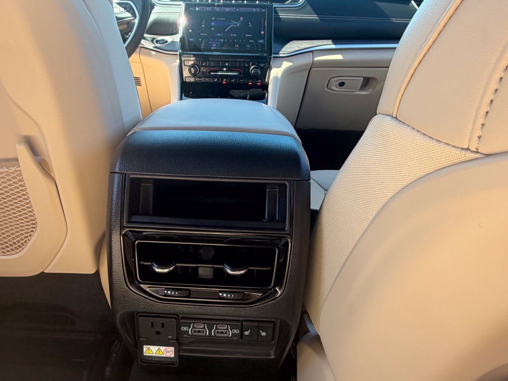 Used 2025 Jeep Grand Cherokee Limited AWD/4WD image 36