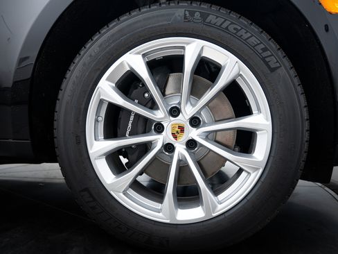 New 2025 Porsche Macan image 11
