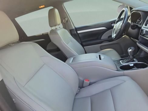 Used 2017 Toyota Highlander XLE FWD image 28