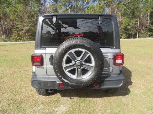 Used 2021 Jeep Wrangler Unlimited Sahara AWD/4WD image 7