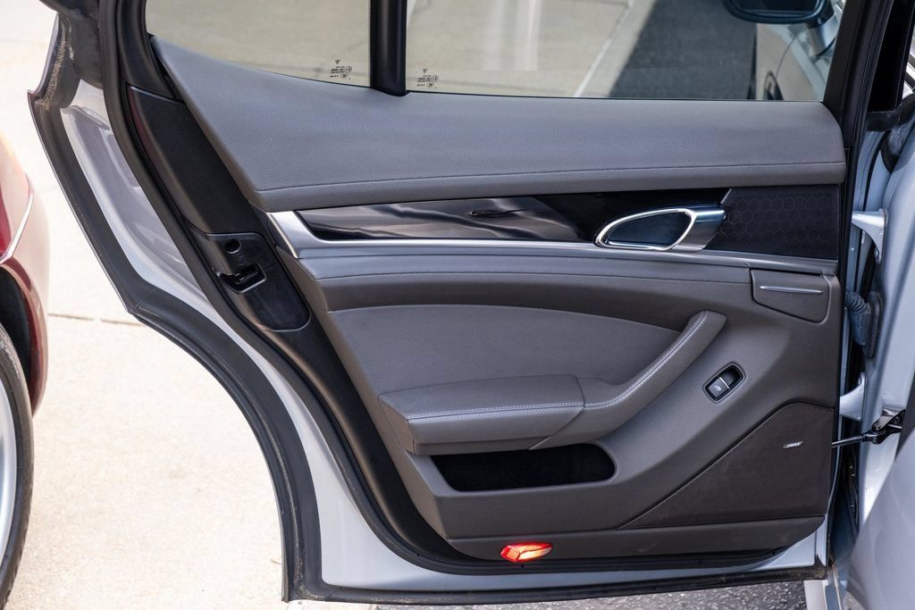 Used 2016 Porsche Panamera RWD image 36