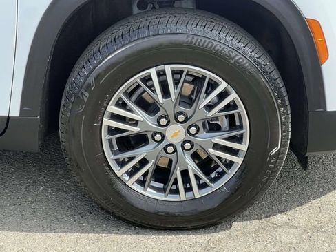 Used 2025 Chevrolet Traverse LT image 8