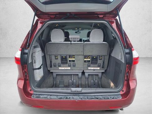 Used 2015 Toyota Sienna LE image 18