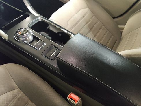 Used 2020 Ford Fusion SE image 26