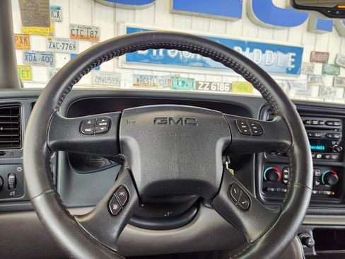 Used 2005 GMC Yukon XL SLT w/ SLT Preferred Equipment Group AWD/4WD image 17