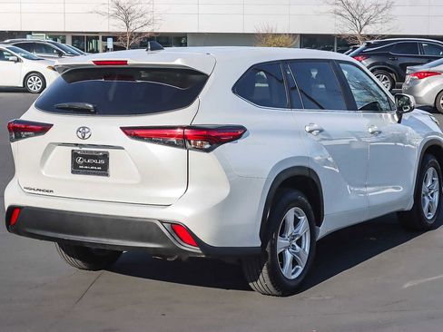 Used 2023 Toyota Highlander L image 4