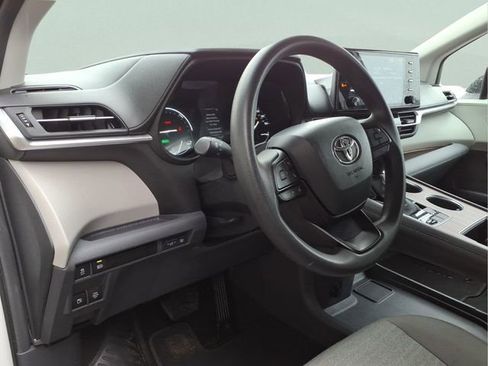 Used 2024 Toyota Sienna LE image 13