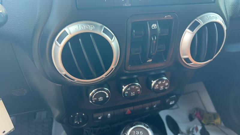 Used 2017 Jeep Wrangler Unlimited Sahara w/ Connectivity Group AWD/4WD image 22