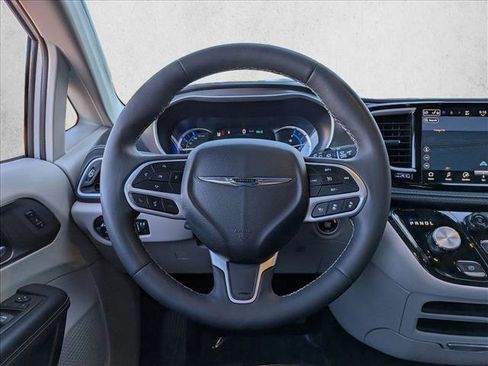 Used 2024 Chrysler Pacifica Select FWD image 14