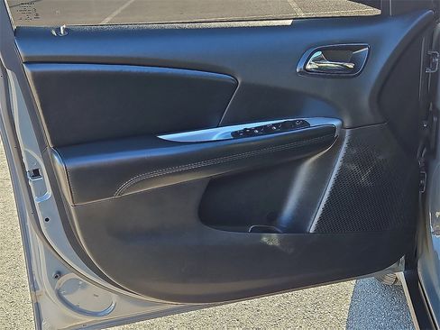 Used 2020 Dodge Journey SE w/ SE Popular Equipment Group image 18