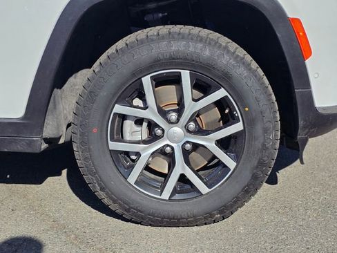 Used 2024 Jeep Grand Cherokee L Limited w/ Luxury Tech Group II image 8