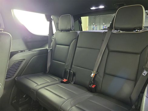 Used 2023 GMC Yukon SLT w/ SLT Luxury Package image 11