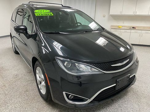 Used 2017 Chrysler Pacifica Touring-L Plus image 3