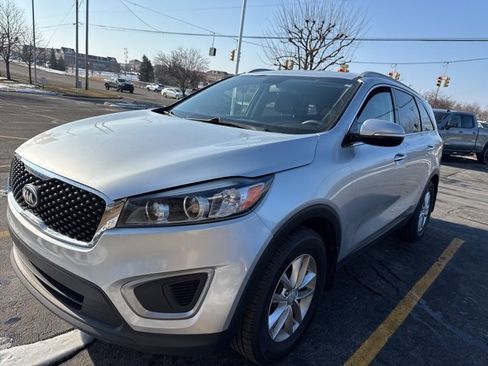 Used 2016 Kia Sorento LX image 2