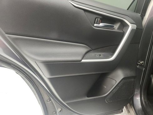 Used 2022 Toyota RAV4 SE image 9