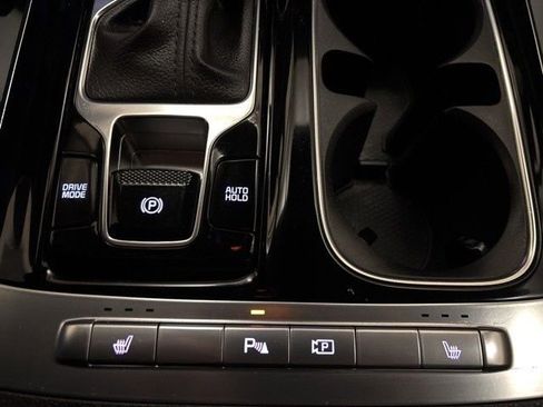 Used 2024 Kia Carnival EX FWD image 22