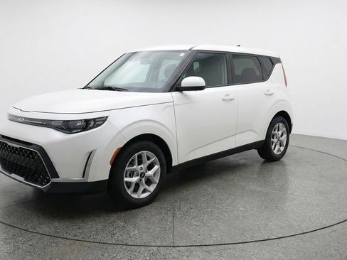 Used 2025 Kia Soul LX w/ LX Technology Package image 3