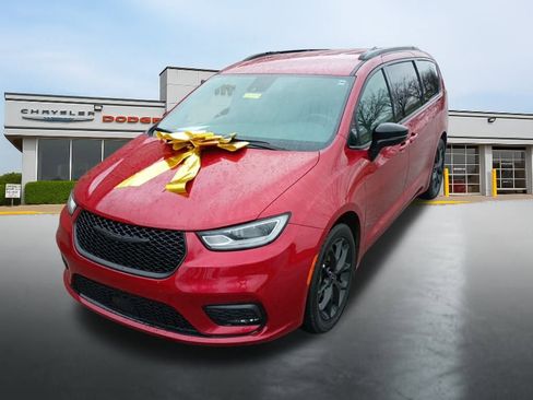 Used 2024 Chrysler Pacifica Touring-L w/ S Appearance Package image 14