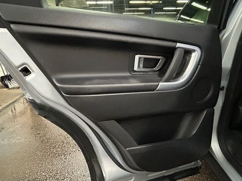 Used 2016 Land Rover Discovery Sport SE image 19