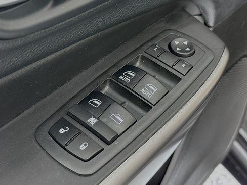Used 2019 Jeep Cherokee Overland w/ Technology Group AWD/4WD image 18