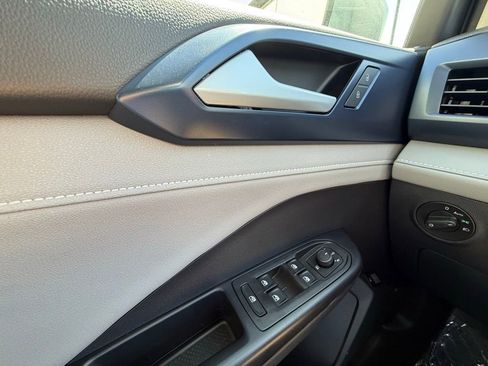 Used 2024 Volkswagen Taos SE image 9