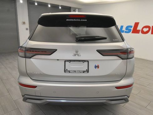 Used 2025 Mitsubishi Outlander SE image 4