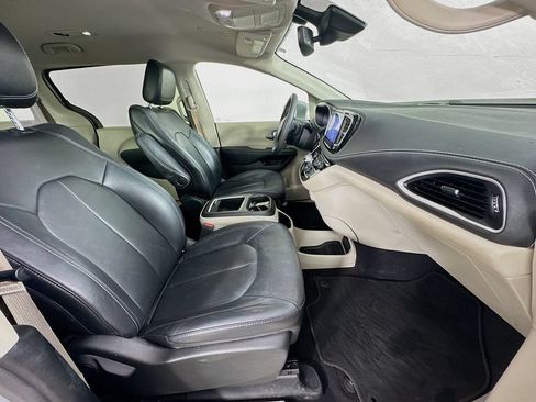 Used 2022 Chrysler Pacifica Touring-L FWD image 33