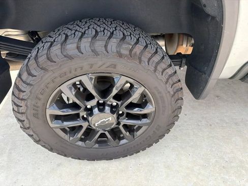 Used 2025 Chevrolet Silverado 2500 LT w/ Trail Boss Package AWD/4WD image 9