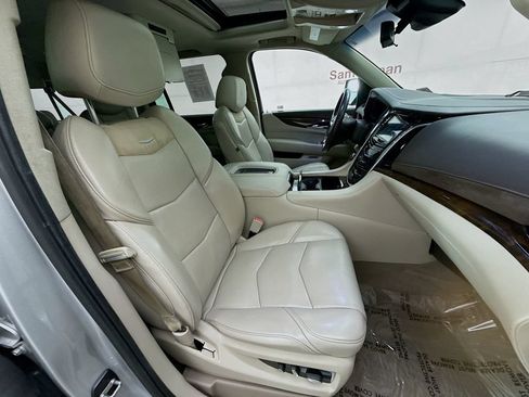 Used 2017 Cadillac Escalade ESV Luxury AWD/4WD image 32