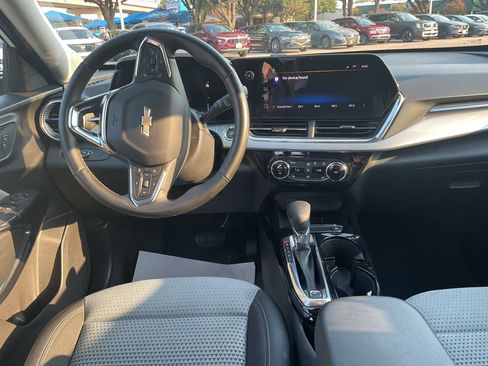 Used 2025 Chevrolet Trax LT w/ LT Convenience Package FWD image 14