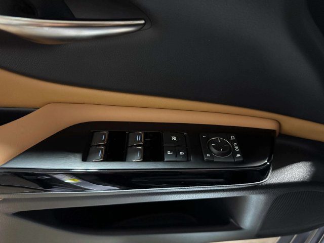 Certified 2025 Lexus ES 350 w/ Premium Package FWD image 17