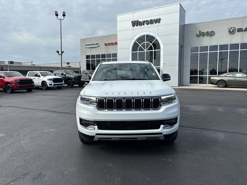 Used 2023 Jeep Wagoneer L Series II AWD/4WD image 2