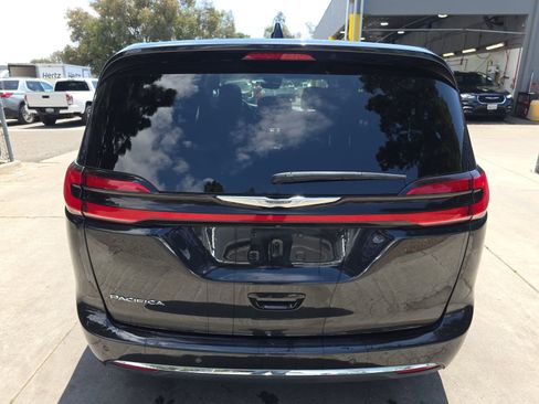 Used 2023 Chrysler Pacifica Touring FWD image 8