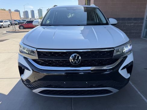 Used 2024 Volkswagen Taos SE w/ Panoramic Sunroof Package image 10