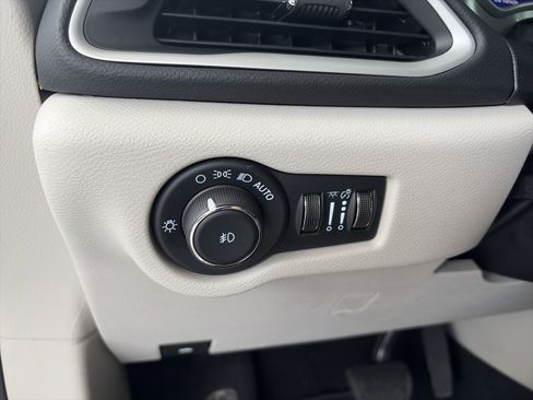 Used 2024 Chrysler Pacifica Touring-L image 26