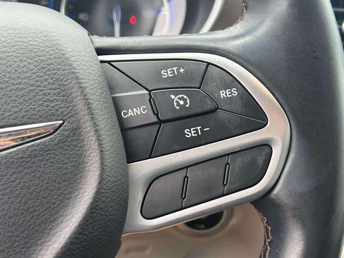 Used 2017 Chrysler Pacifica Touring-L FWD image 23