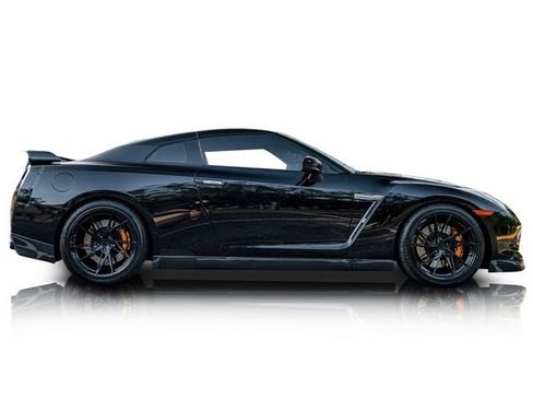 Used 2010 Nissan GT-R Premium AWD/4WD image 2