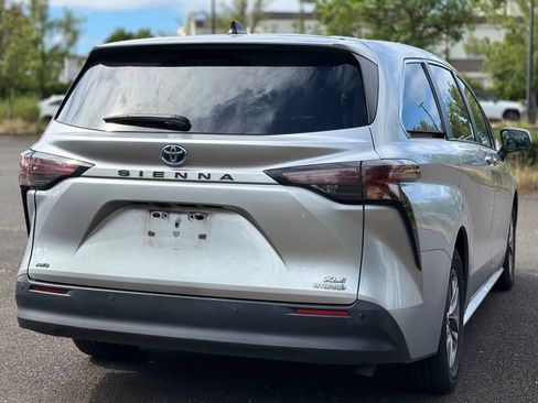 Used 2023 Toyota Sienna XLE AWD/4WD image 5