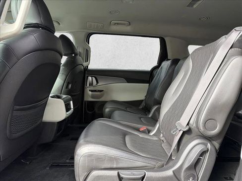 Used 2022 Kia Carnival LX image 22
