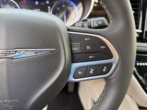 Used 2024 Chrysler Pacifica Limited image 23