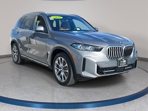 Used 2025 BMW X5 xDrive50e image 4