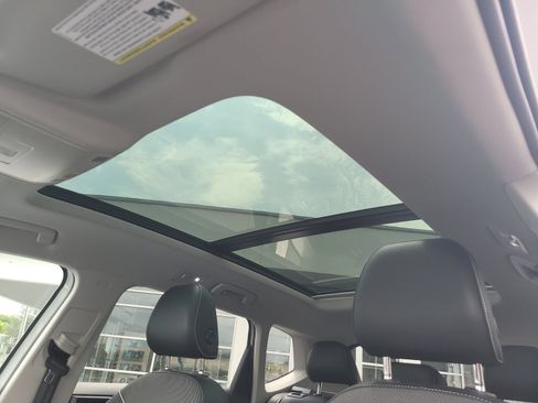 Used 2023 Volkswagen Taos SE w/ Panoramic Sunroof Package FWD image 17